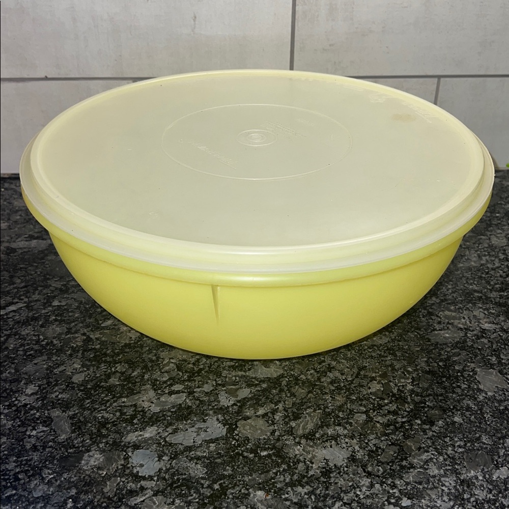 26 cup vintage Tupperware yellow and White Mixing Bowl with Lid. Great condition